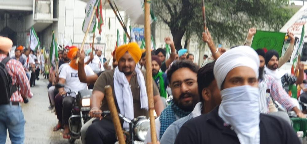 The Weekend Leader - Farmers reach Karnal secretariat, stage sit-in protest